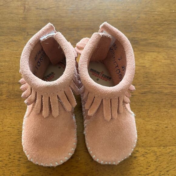 Minnetonka Moccasins boots pale pink rose baby girl size 2‎ - Picture 2 of 5